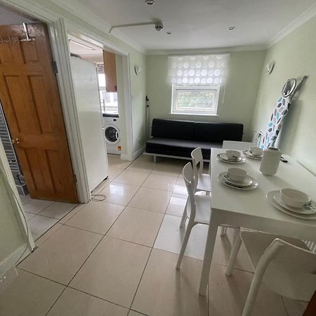 Entire 3 Bedroom Home - Minutes To Emirates Stadium! London Bagian luar foto
