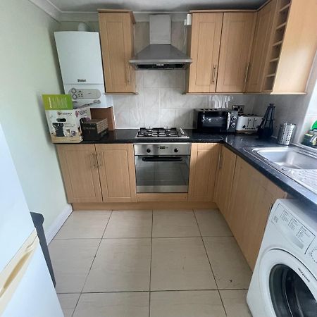 Entire 3 Bedroom Home - Minutes To Emirates Stadium! London Bagian luar foto