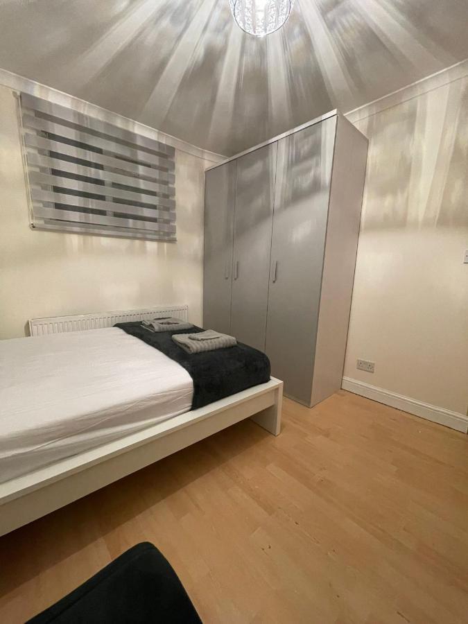 Entire 3 Bedroom Home - Minutes To Emirates Stadium! London Bagian luar foto