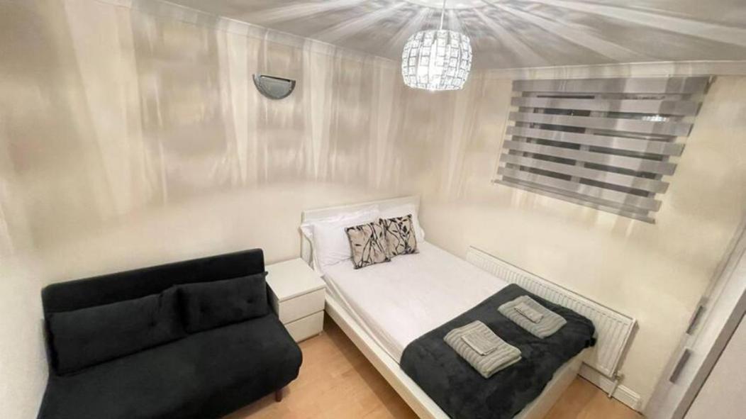Entire 3 Bedroom Home - Minutes To Emirates Stadium! London Bagian luar foto