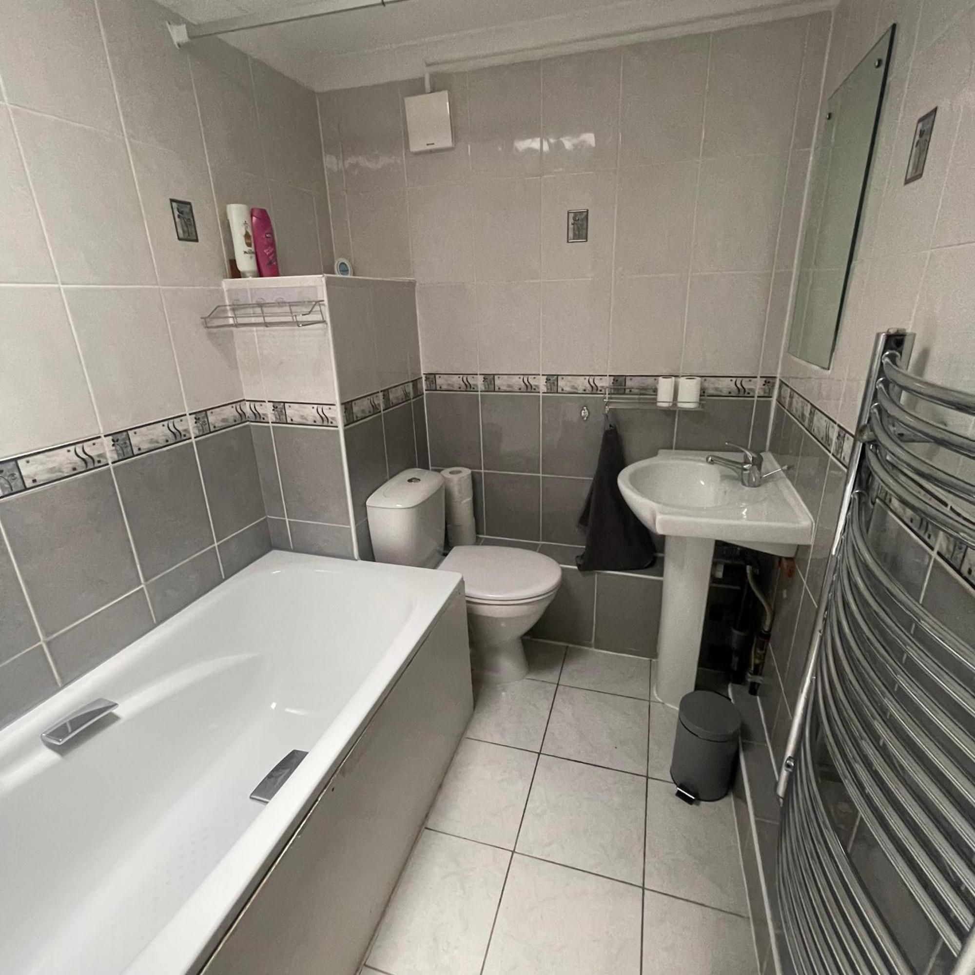 Entire 3 Bedroom Home - Minutes To Emirates Stadium! London Bagian luar foto